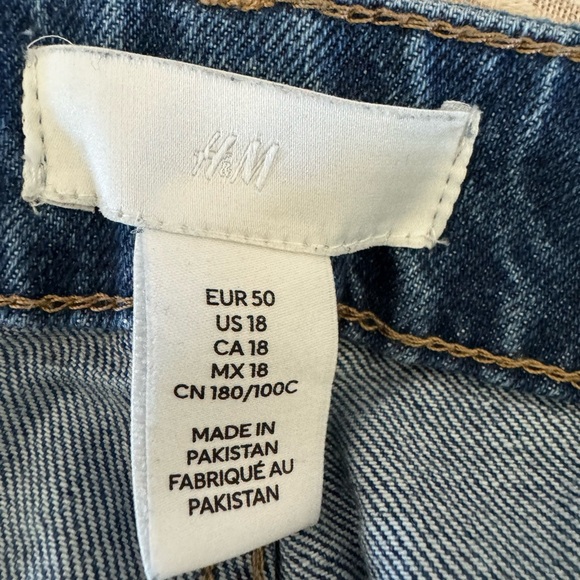 H&M Blue Jean Shorts Relaxed Fit - Picture 4 of 4